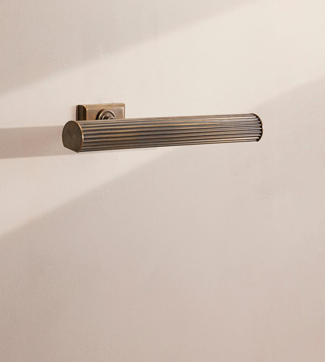 18-Inch Ribbed Brass Picture Light - Erhaus product image 3