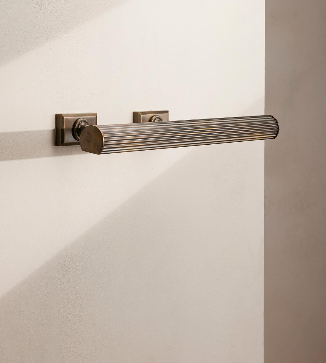 28-Inch Ribbed Brass Picture Light - Erhaus product image 3