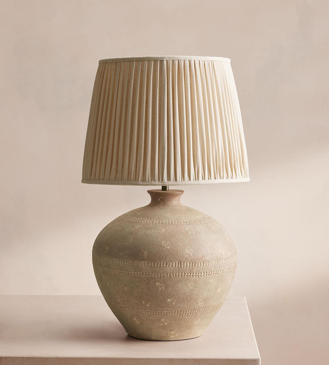 Low Ceramic Table Lamp with Linen Shade - Erhaus product image 3