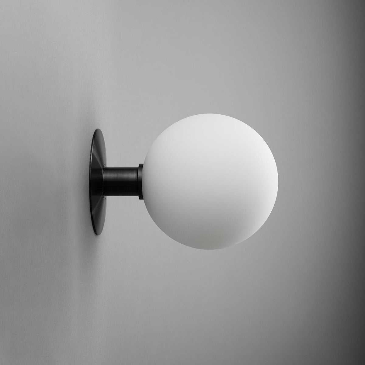 Corona Round Wall Lamp