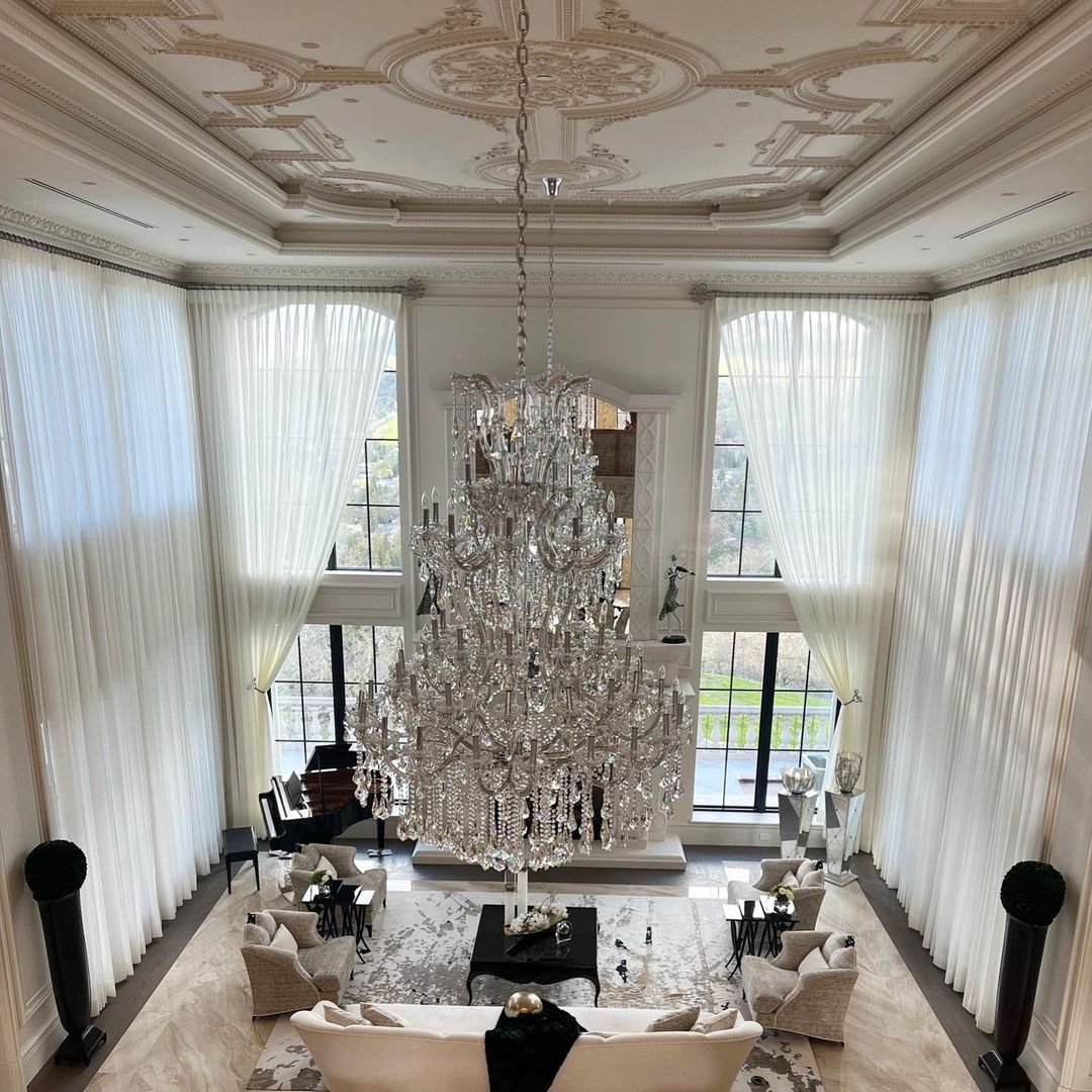 Traditional Candle-Shaped Crystal Chandelier with K9 Crystal Finish for Staircase Foyer Living