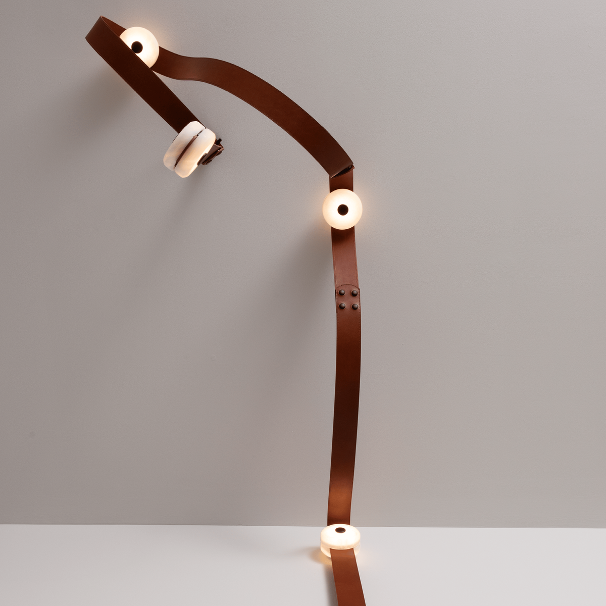 Snaps LED Floor-to-Ceiling Lamp