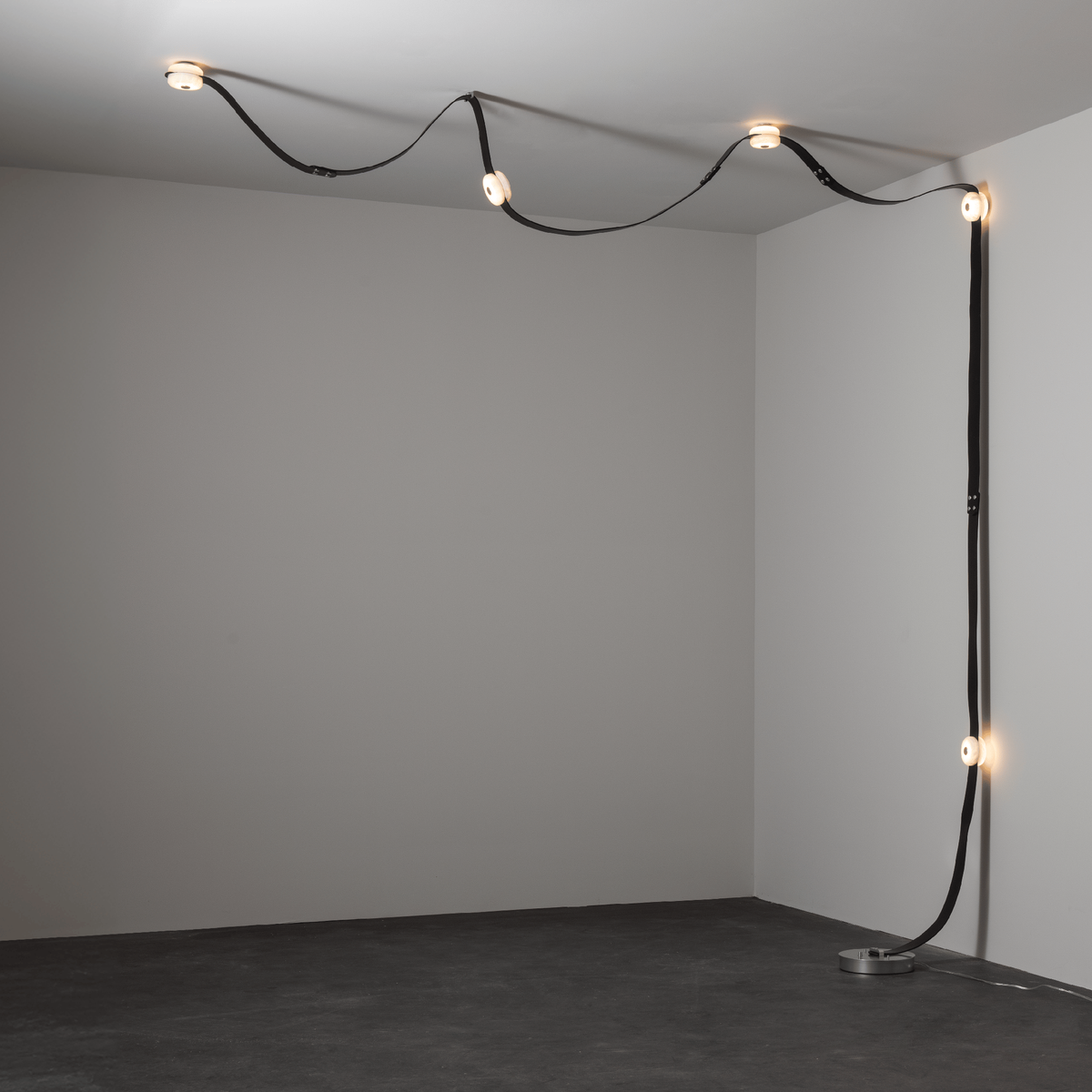 Snaps LED Floor-to-Ceiling Lamp